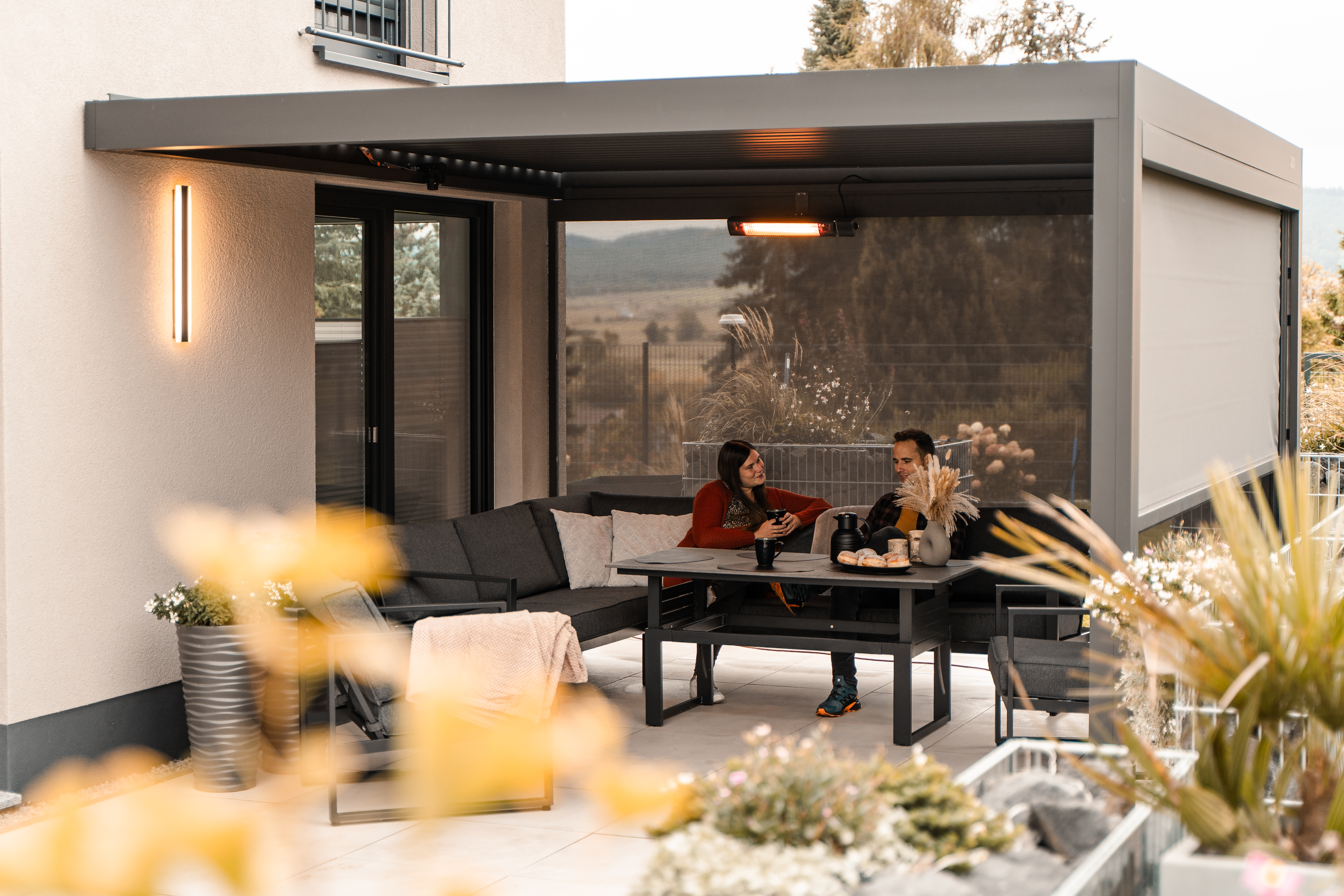 Series 3 4x4 wall-mounted pergola in Anthracite with screens, Germany